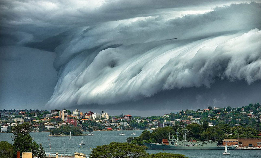 A shelf cloud bringing a storm to Sydney.